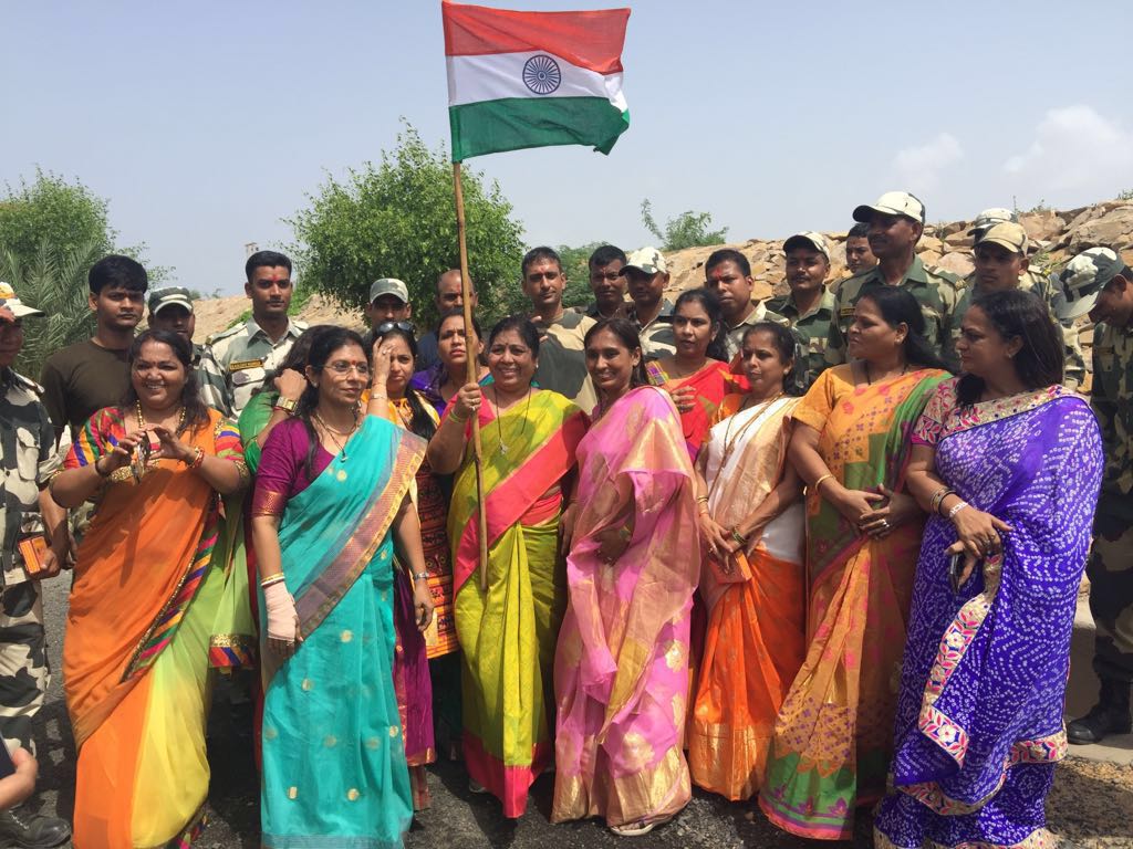 manishaBJP's tweet photo. Part 2- अशा सैनिकांना मी गुजरात मधील भुज सीमे येथील सैनिकांना भेट देऊन राखी बांधली.
#rakhshabandan #Indian #Army #solder #Bhujborder https://t.co/48eyGVl3ut