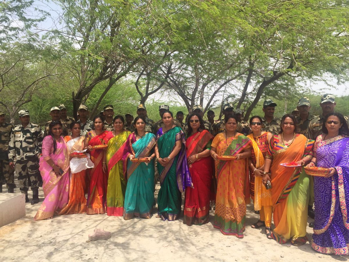 manishaBJP's tweet photo. Part 2- अशा सैनिकांना मी गुजरात मधील भुज सीमे येथील सैनिकांना भेट देऊन राखी बांधली.
#rakhshabandan #Indian #Army #solder #Bhujborder https://t.co/48eyGVl3ut