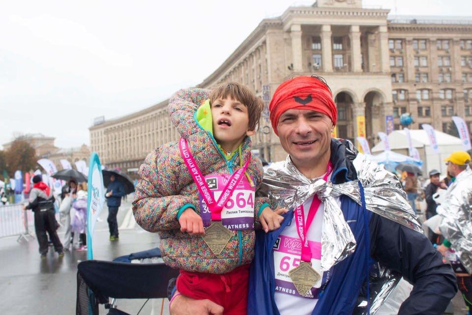 zerkalo_io's tweet image. Рассказываем, как "Крылья ангелов" пробежали марафон в Киеве. news.tut.by/society/515829… "Лиля подбадривала нас на последних километрах".