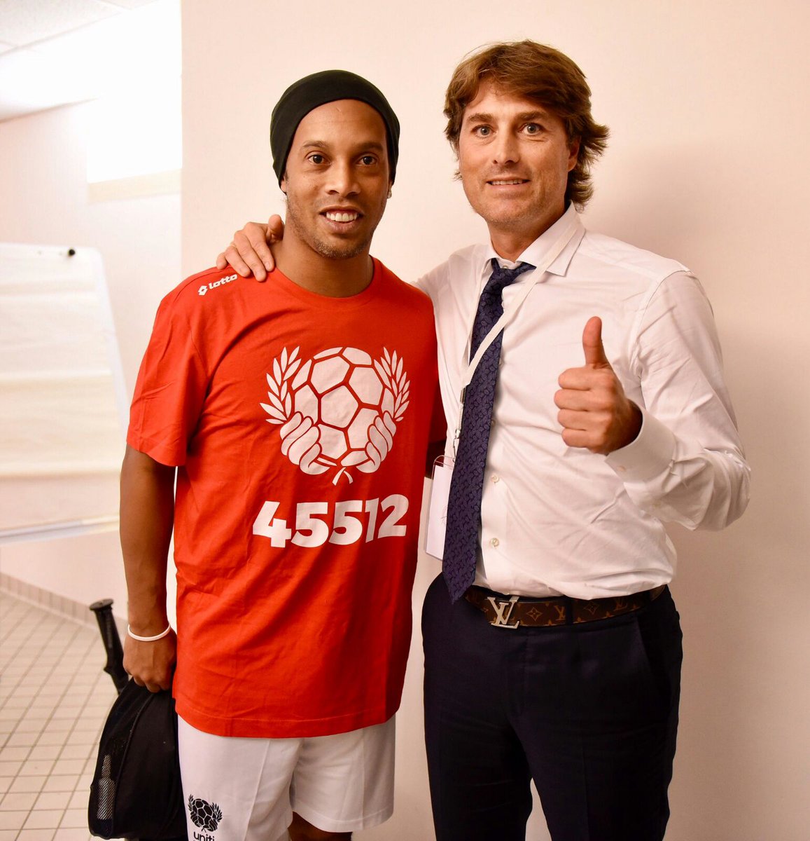 LiherRobredo's tweet photo. El mejor jugador del mundo con ronaldinho @8JULENGUERRERO @10Ronaldinho #idolos https://t.co/p6cb2lXEaL