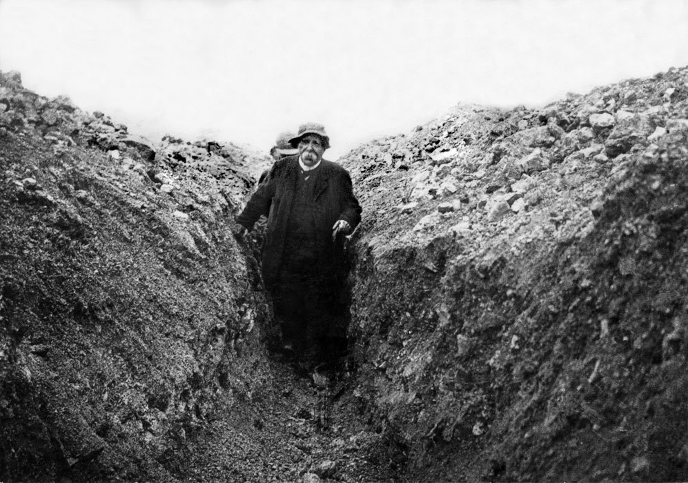 1916_Verdun's tweet photo. 12 octobre 1916 : Georges #Clemenceau est venu rendre visite aux poilus de #Verdun ! https://t.co/bEaYFoMOEs