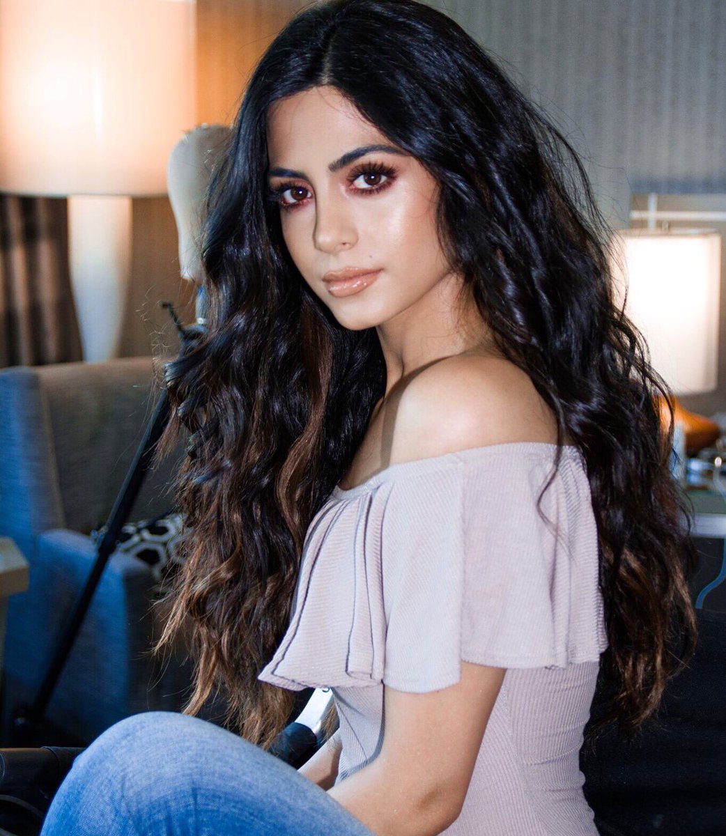 KarenMermaid98's tweet photo. Diário de fotos da @EmeraudeToubia para a @byrdiebeauty durante a sua preparação para o @LatinAMAs! #LatinAMAs2016 ❤ {2} https://t.co/cNaE3JSwZD