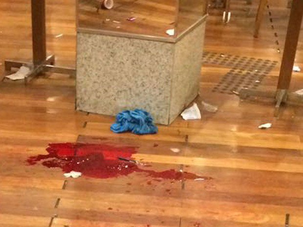 g1's tweet photo. Policial que atirou em shopping após briga por cadeira é preso no Rio https://t.co/5g0N2YJk8y #G1 https://t.co/4PiMr05EIg