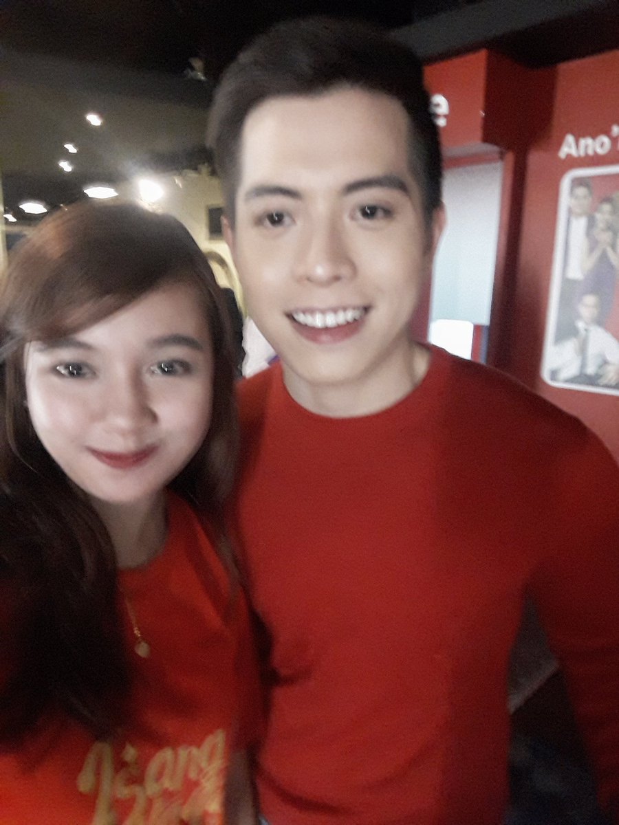 JAMMMuniz's tweet photo. Sorry na, Kuya Jase. Ilang beses akong nagpapicture sayo! Pogi mo talaga eh! πππ Thank you! Sobra! #JasonDy #Dyfender @JasonJamesDy https://t.co/my6hTklVOF