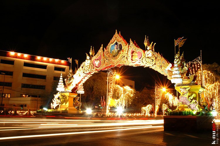 seoju628's tweet photo. เคยเห็นแต่ภาพไฟประดับสวยงาม เคยเห็นแต่ภาพการเฉลิมฉลอง ไม่คิดว่าจะต้องมาเห็นภาพแบบนี้...
#เรารักในหลวง https://t.co/aSyGAIbW9c