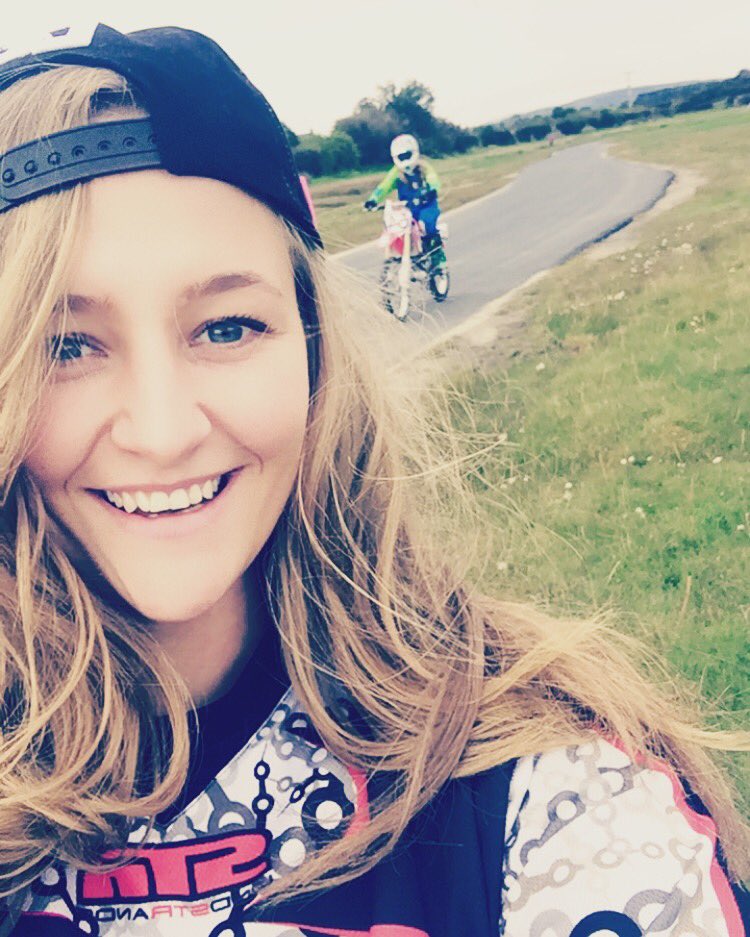 spencer12090707's tweet photo. Out on the dirt scooter with @GuinnessxXx ✊🏻💜 https://t.co/p8bOPPJoGi