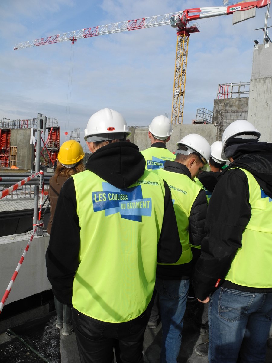 BTP_77's tweet photo. Les Coulisses du BTP, c'est parti! Découverte des métiers du #BTP pour les collégiens avec 2 #chantiers en S&M #CdB2016 https://t.co/9kpdjsNd9z