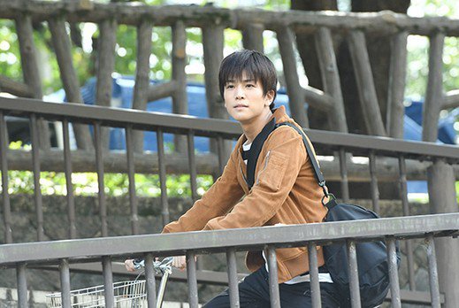 exnews24's tweet photo. 【EXILE】明日10/14金 22時-TBS
新ドラマ『砂の塔～知りすぎた隣人』

●第一話
ママ友の勧めで体操教室を見学に行く亜紀。そこでかつて隣に住んでいた幼馴染・生方航平（岩田剛典）に再会する。

#EXILE #JSB3 https://t.co/DxyTHy1MLv