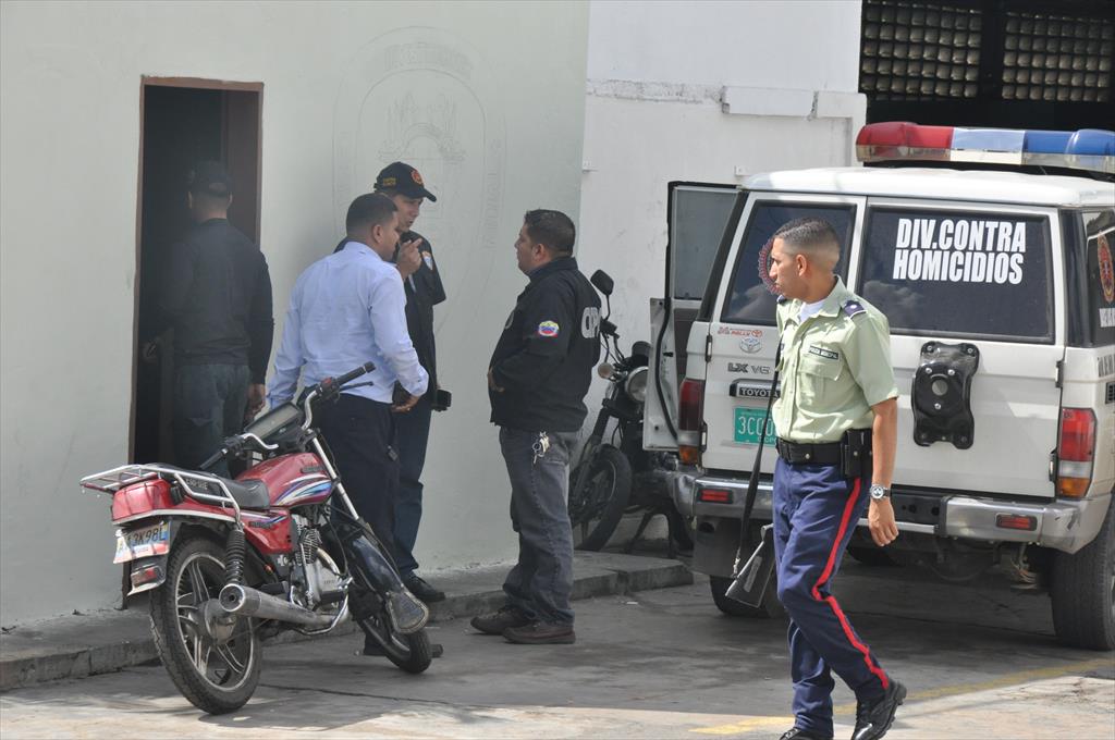 webnotitarde's tweet photo. Policías de Naguanagua “subastaban” a los secuestrados (Fotos) https://t.co/L2wz999WLC #Sucesos https://t.co/O5z7KzDjyQ