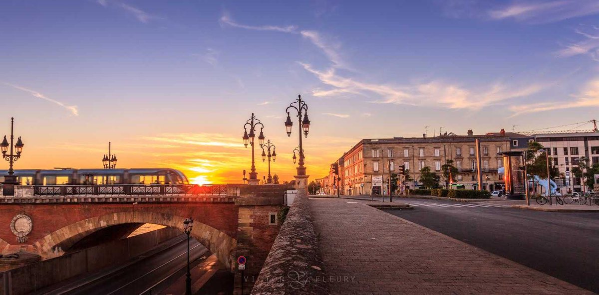 SO_Bordeaux's tweet photo. Bordeaux : photographiez-vous avec vos monuments préférés pour @arcenreve #JNA2016 https://t.co/sFuuMlPaFQ https://t.co/OK6QeVPcmv