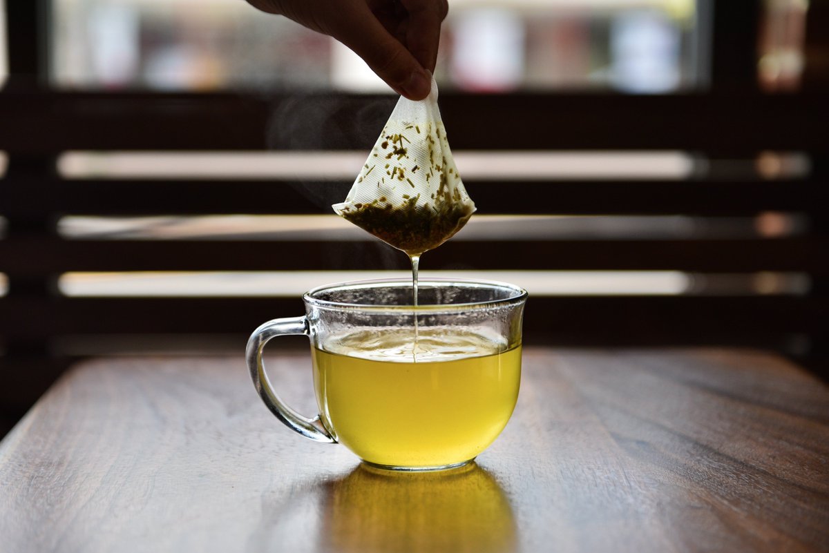 What's a sachet? Not your average tea bag. Learn some #TeaLingo: blog.lacolombe.com/2016/10/13/tea…