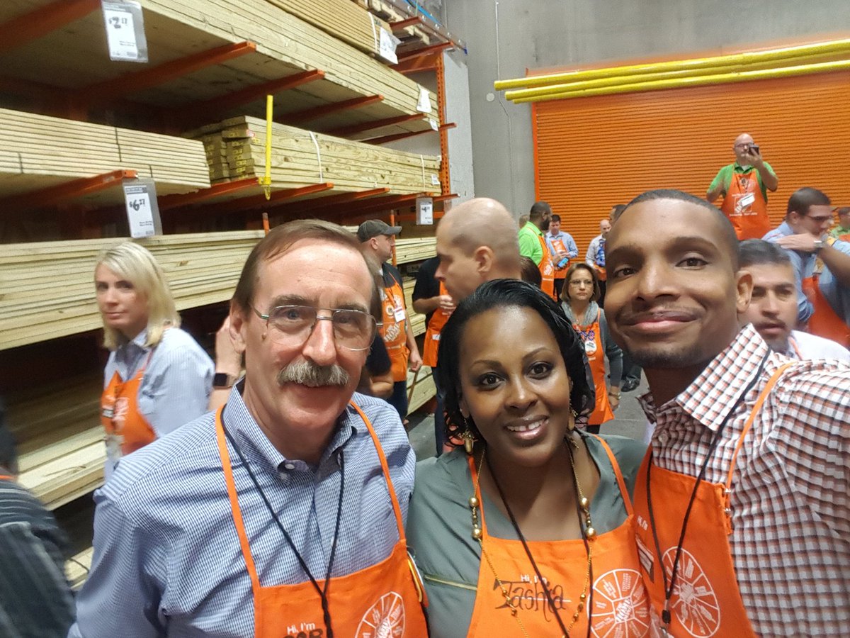 JordanJasper_11's tweet photo. Look who we ran into! Hope you are enjoying your new position! @cravens_m @Latashia_Price @JOsgoodHD @THD_6503 https://t.co/Hm3yPy2kA9