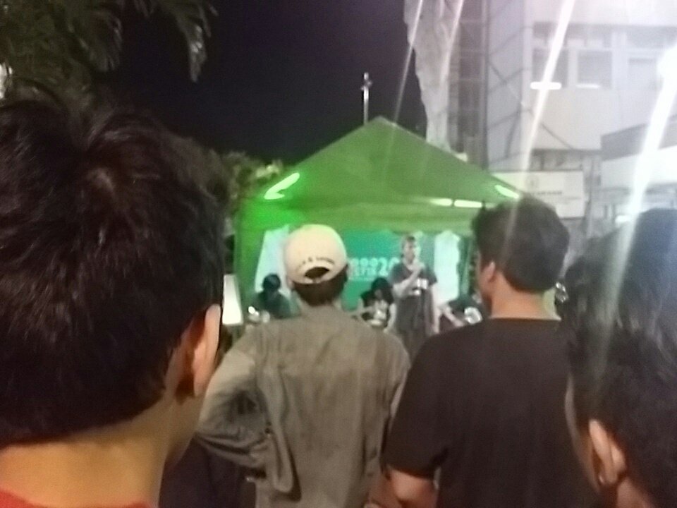 Masih Kosmik guys .... Mereka bawain lagu The Fly - Terbang yg bikin penonton terbang hehe