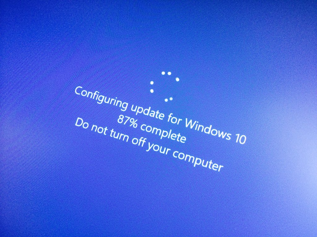 AboutBudgetTrav's tweet photo. So in the middle of a workday, @Microsoft decided it was time to update & restart my device. #hateWindows10 https://t.co/sfJ7HVaJpt