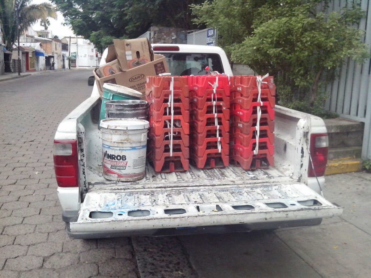 MovilidadZap's tweet image. Trabajamos retirando los objetos que bloquean la vía. Además de la aplicación del reglamento, es necesaria la corresponsabilidad ciudadana.