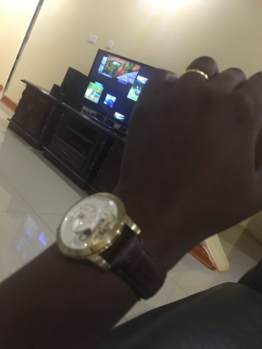 drsixpencec2011's tweet photo. Why do we still wear watches whilst we can see time everywhere, a wrist watch is a redundant device which has outlived it's time https://t.co/cwUDvJMOYR