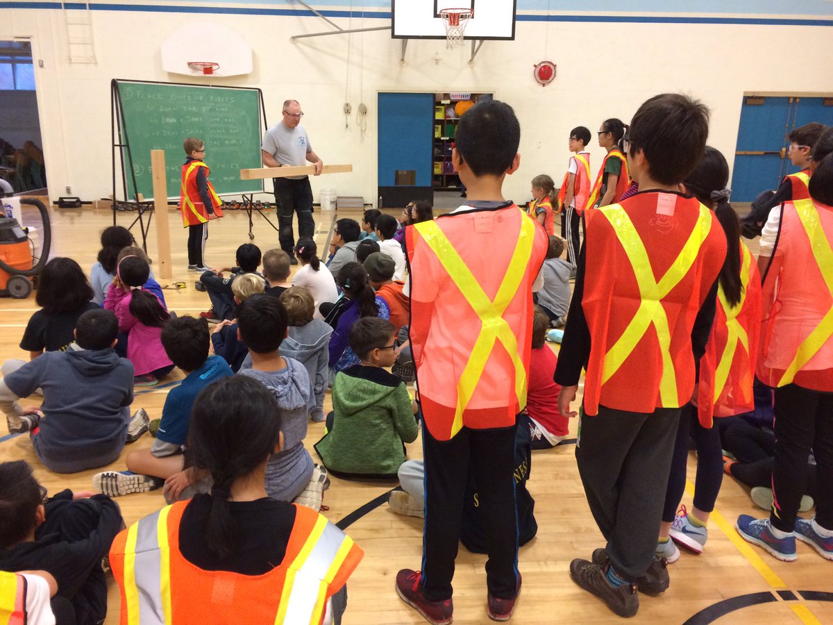 VsbShaughnessy's tweet image. Garden build in action! Student teams work in groups to construct each box. @vsblearns @tuppertigers @VSB39 #handsonlearning #techstudies