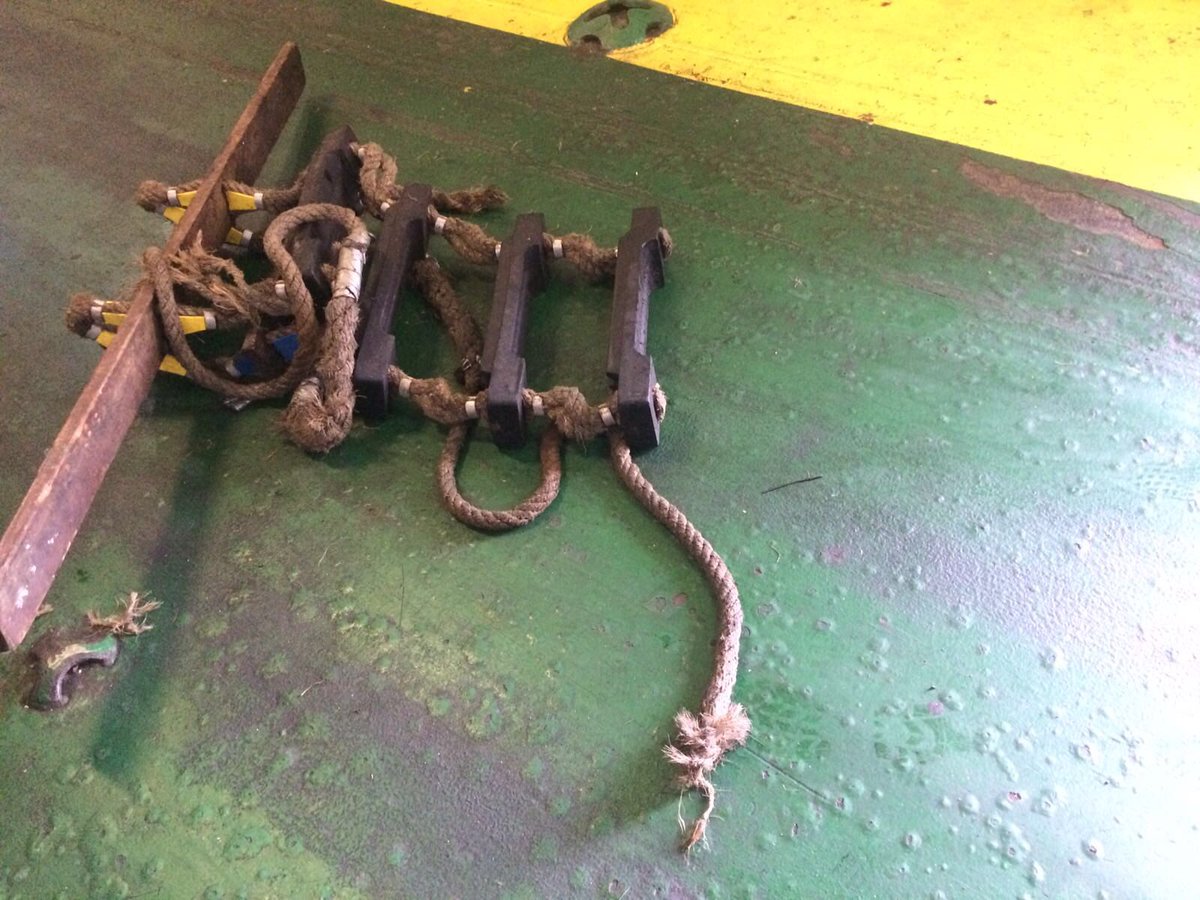 Amadorgr's tweet image. #dangerousladders Ladder's rope broke when Pilot was embarking,fortunately without consequences
