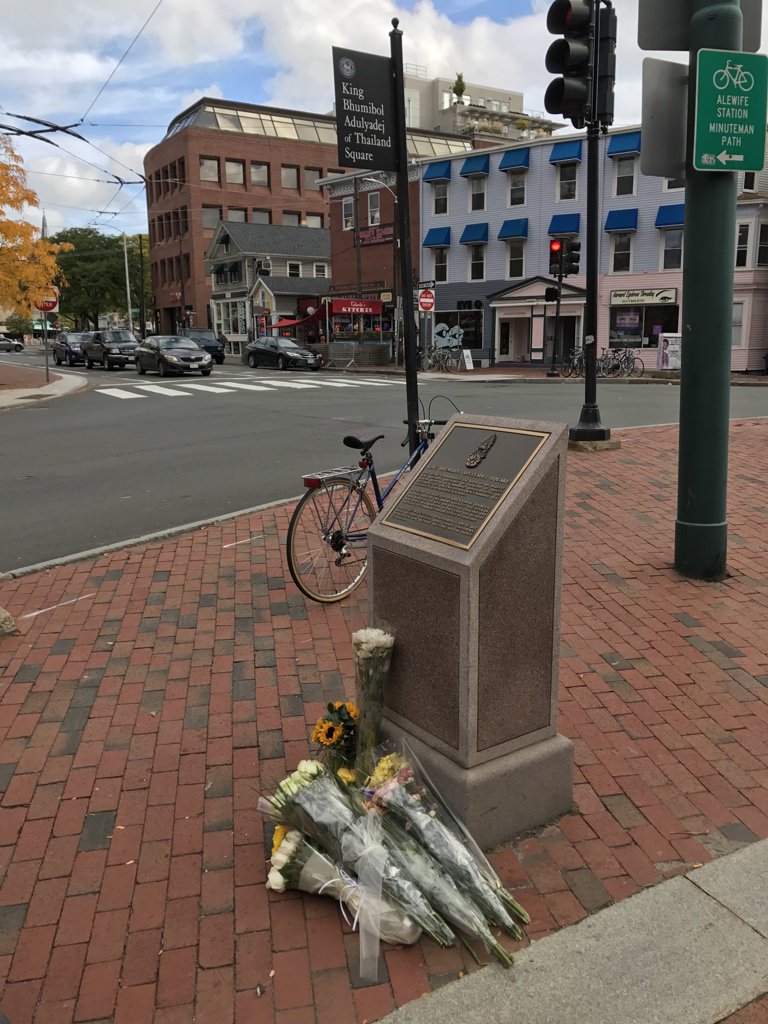 sikachu's tweet photo. Brought some flowers to King Bhumibol Adulyadej Square in Cambridge, MA. Looks like we aren’t alone. #RIPKingBhumibol https://t.co/95HI0awuDn