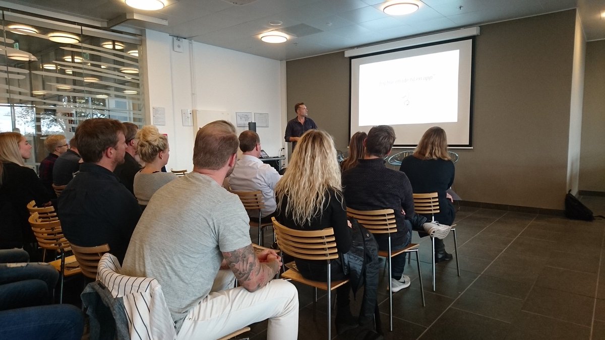 techsavvymedia_'s tweet photo. Mikkel Eskesen fra Swapkids: "Iværksættere sælger ikke en idé, men et produkt. Se bare på dit slutprodukt." #aarsome #Techhotdog https://t.co/cpWBWHfkRb