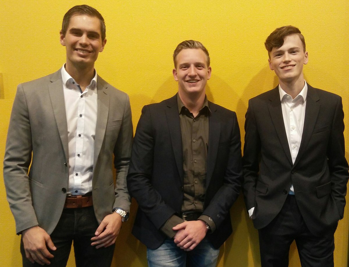 CreaKicks's tweet photo. Kijk deze drie kanjers ondersteunen momenteel @SAP_Nederland Marketing #youngprofessionals #helden #strakinpak #toptrainees #handig!! https://t.co/l27CzrPPHF