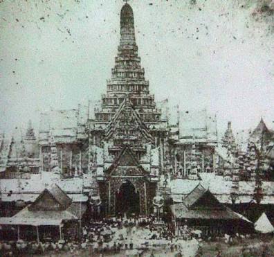 patavipa's tweet photo. พระเมรุมาศรัชกาลที่4 มีขนาดมหึมามาก พอสมัยรัชกาลที่5 ไม่โปรดให้สร้างอีกเพราะสิ้นเปลือง หลังจากนั้นพระเมรุจึงมีขนาดเล็กลงตามที่เห็นในปัจจุบัน https://t.co/LRao9i8eVJ