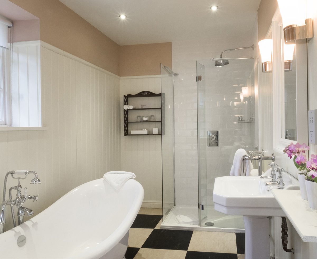 MillerHoweHotel's tweet photo. It's nearly the weekend... Time to put your feet up π¦π¦ #bathtime #WindermereRoom #Millerhowe https://t.co/8w5B9lXoG1