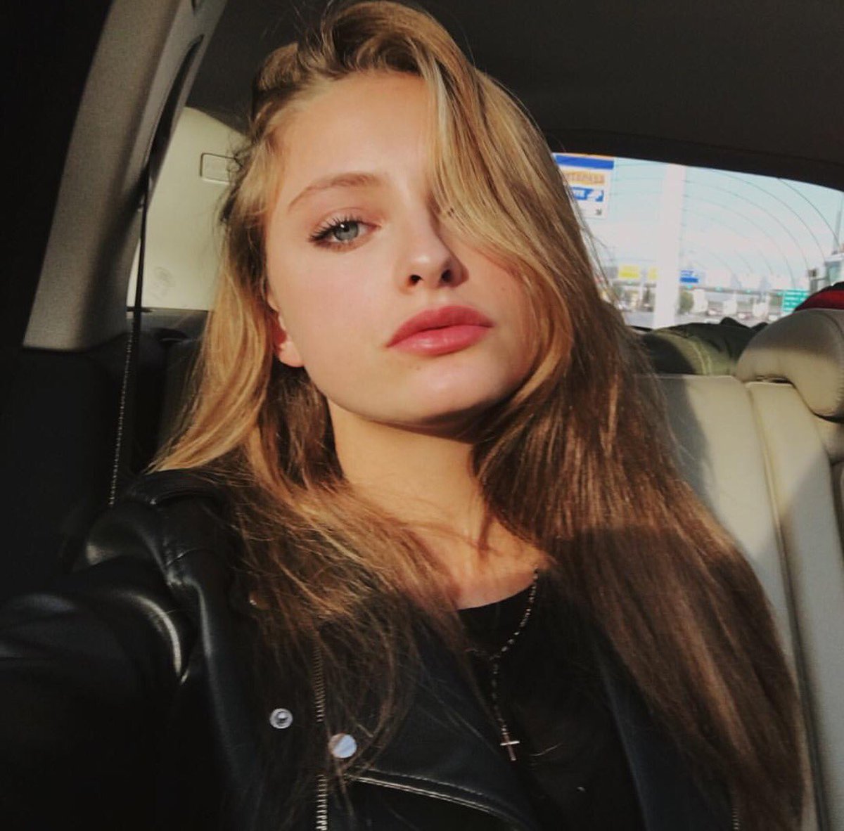 New fake.👑
Still lame as fuck🙄
Still in love with Taylor🌝💙
Hola mfs