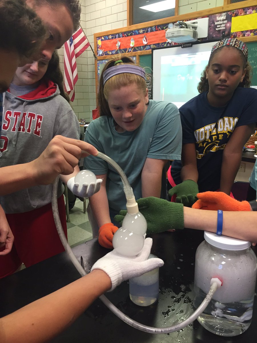 BSS_KY's tweet image. 8th dry ice STEM Day fun! #stemrules