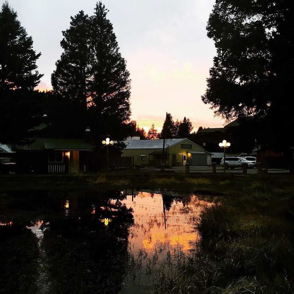 Last night's sunset. #RedRiverNM #NewMexicoTRUE #Sunset #Fall #MountainLife #MountainSunse… ift.tt/2dn8M9o