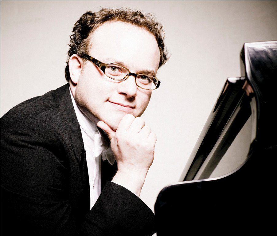 TeatroColon's tweet photo. El sábado el pianista Nicolas Hodges da un concierto gratuito en el #CETC, con dos estrenos mundiales. Más info: https://t.co/otQMUSPasL https://t.co/Xo1LO36jwi