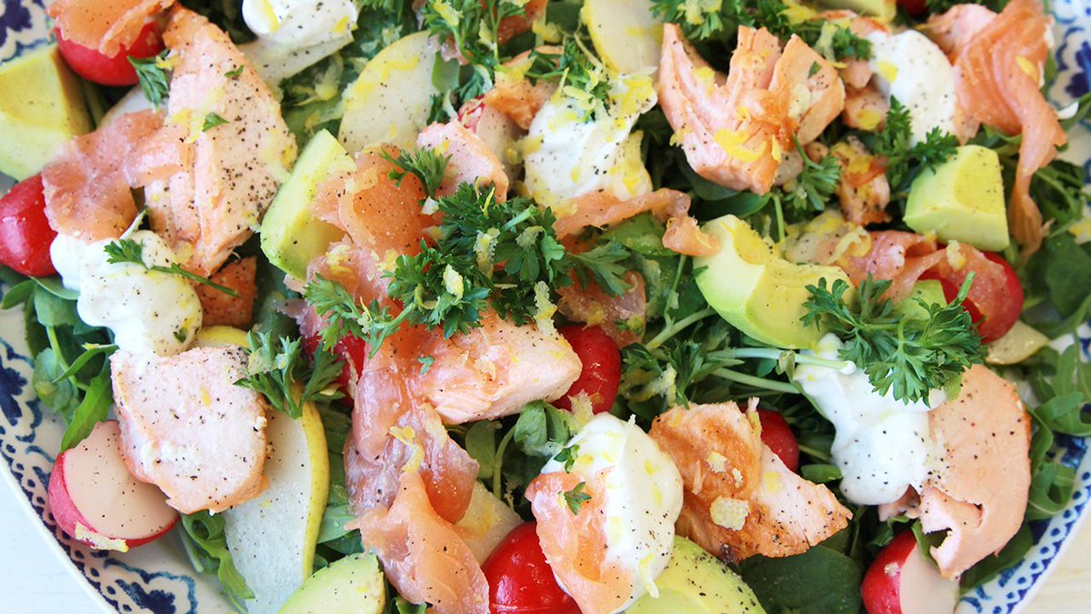 Almost dinner time. Does this make you hungry? Super quick Smoked Salmon Salad recipe: bit.ly/2df8xJW