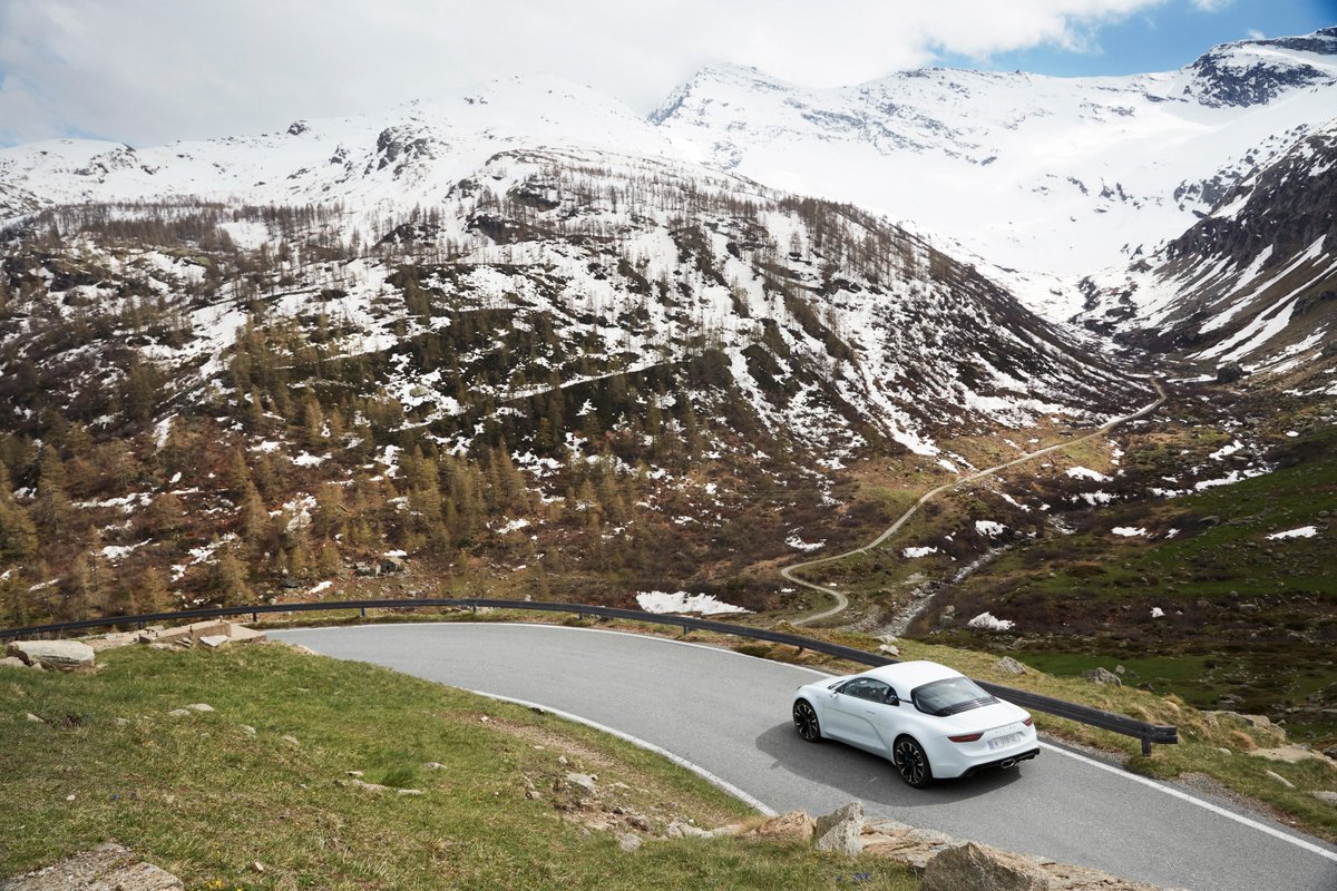 AlpineCarsFR's tweet photo. #AlpineRoadtrip : sur les routes sinueuses du Col du Nivolet, l'#AlpineVision se joue des virages avec agilité > https://t.co/5gMMYwDXT2 https://t.co/0OgHLB12dA