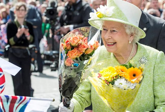 forcesplan's tweet photo. Earlier today The Queen marked the 300th anniversary of the Corps of #RoyalEngineers at Brompton Barracks with @Proud_Sappers. #Sapper300 https://t.co/R9tohl71wn