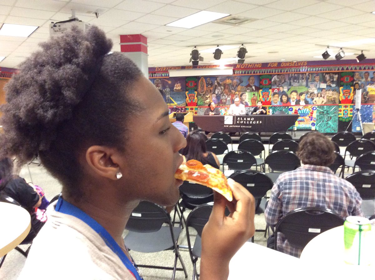 SAC_PR's tweet image. We are chowing down AND having some good dialogue about #StudentConcerns. @SGA_PR #PizzaWithThePrez