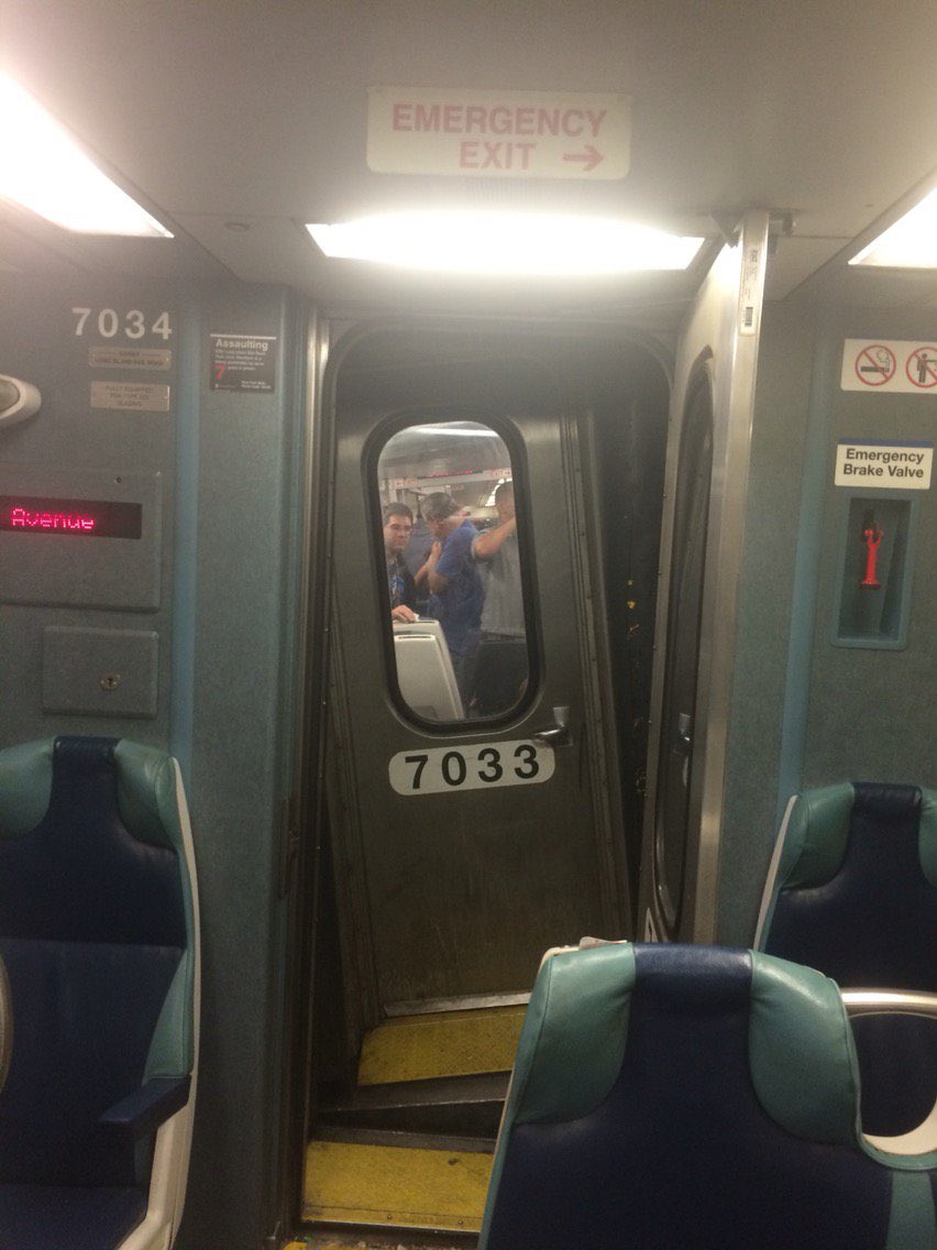 MTAsubway's tweet photo. Track weak broke https://t.co/jNTCeAs1i0