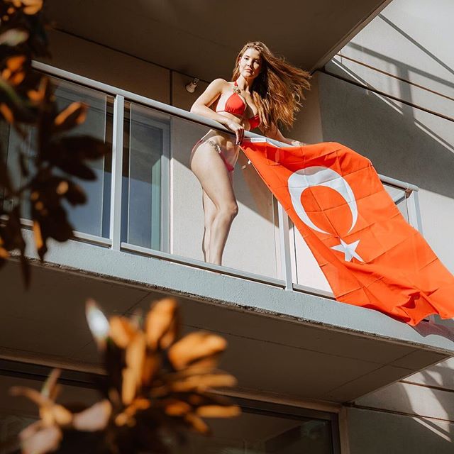 Amanda cerny nu in Ankara