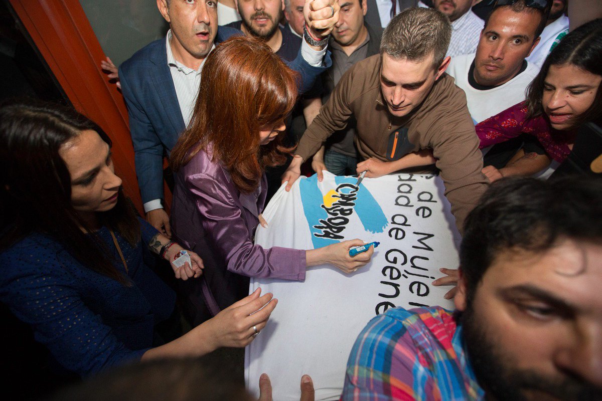 #CristinaEnQuilmes nos firmó la bandera del Frente de Mujeres de Alte Brown. Gracias Cristina!