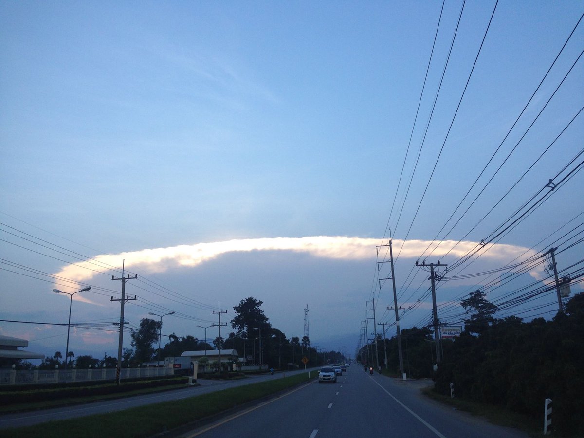 RememberDii's tweet image. เชียงใหม่เวลาประมาณ 16:00 น. จุกในใจอธิบายออกมาเป็นคำพูดไม่ได้
#เรารักในหลวง #ขอเป็นข้ารองบาททุกชาติไป 13/10/2559