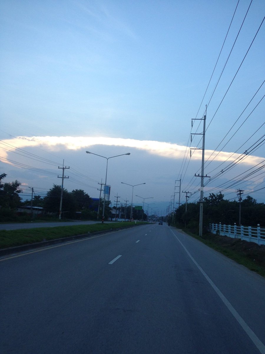 RememberDii's tweet image. เชียงใหม่เวลาประมาณ 16:00 น. จุกในใจอธิบายออกมาเป็นคำพูดไม่ได้
#เรารักในหลวง #ขอเป็นข้ารองบาททุกชาติไป 13/10/2559