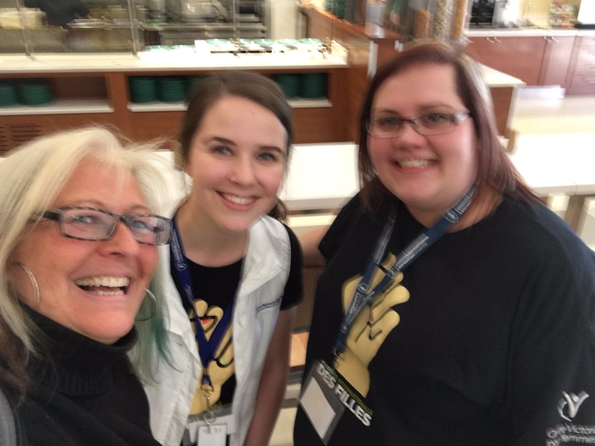 EspODYSSEE's tweet photo. Mme Vannier avec une ancienne élève de 9e de plusieurs années passées !!#nadia coordinatrice #rosalie. @CVFSudbury @ULaurentienne #JIF2016 https://t.co/Qe5K9Bsd8D