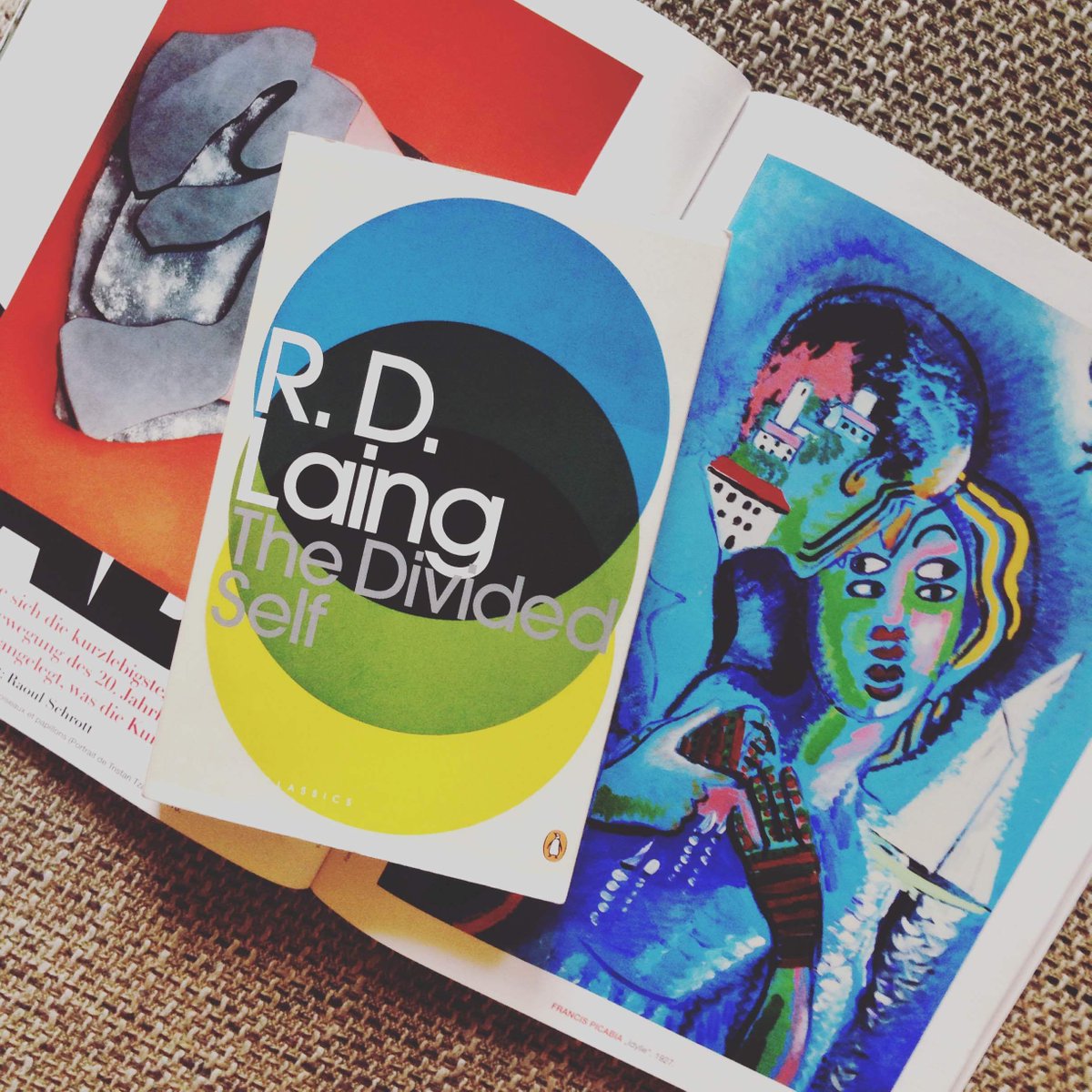 blinkist's tweet photo. Some people perceive the world through a very different lense. #TheDividedSelf explores ๐๐https://t.co/seg8WGqUOI https://t.co/5sfBF8tooU