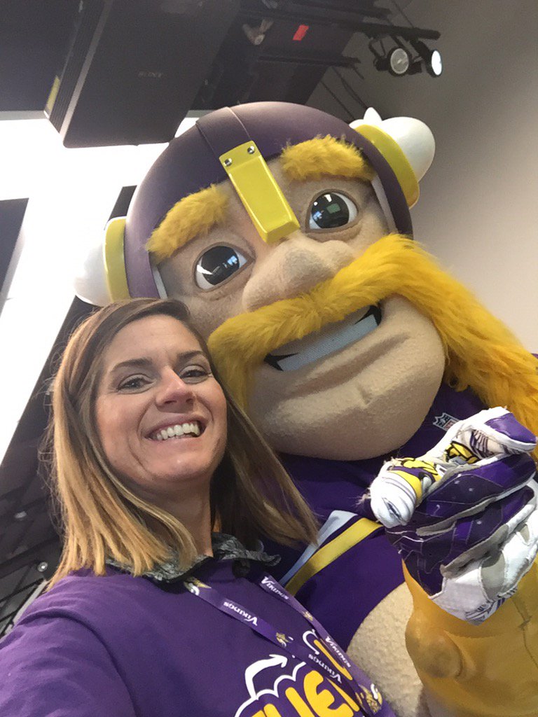AmandaSFeterl's tweet image. Surprise visit during lunch! #FUTP60TrainingCamp @FUTP60 @Vikings @ViktorTheViking @MidWestDairy