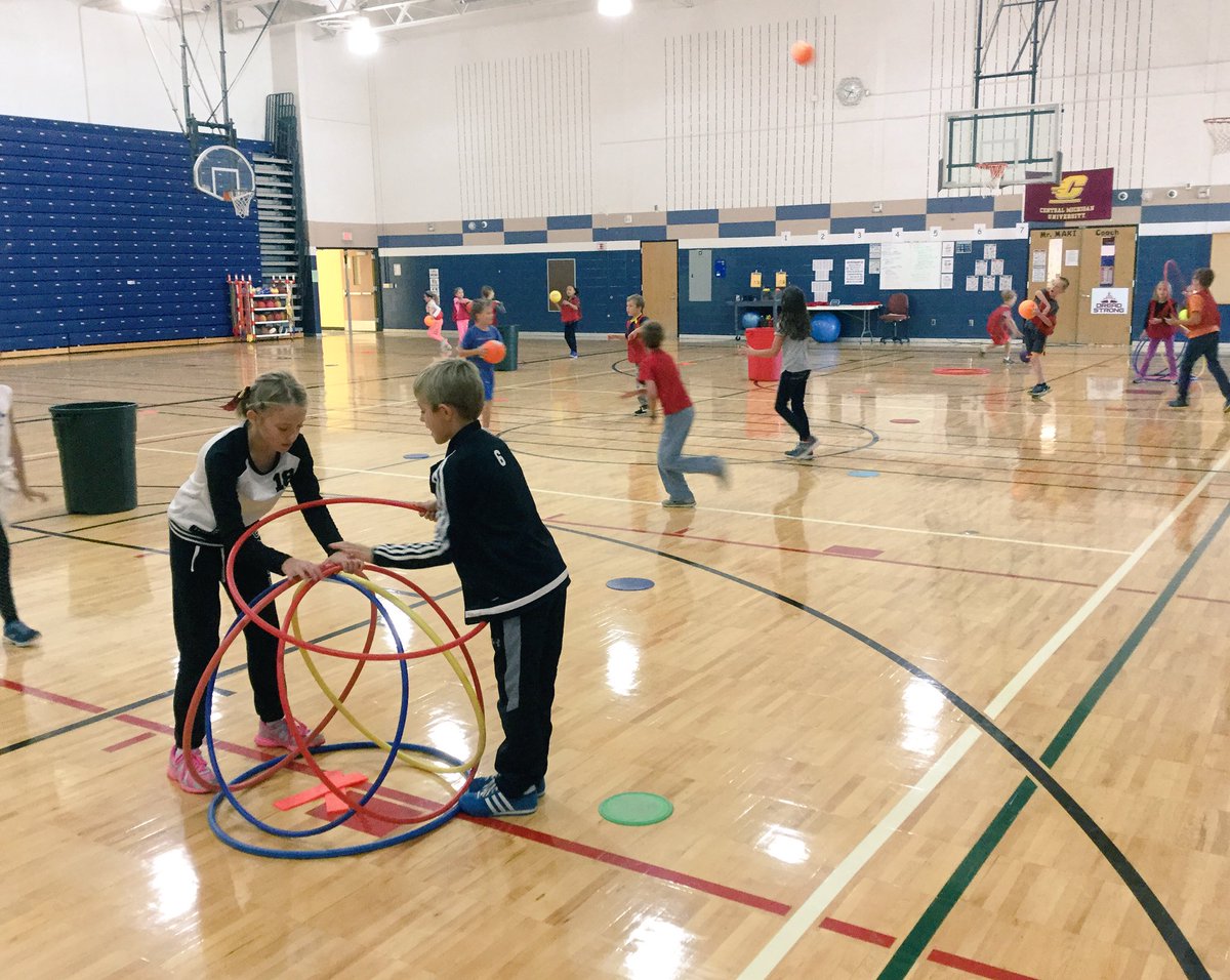 Coach_Maki_PE's tweet photo. Students are working on perfecting their overhand throw..and having a lil' fun along the way! #DexPE #DreadStrong @wylieelem https://t.co/uD7a2chkqh