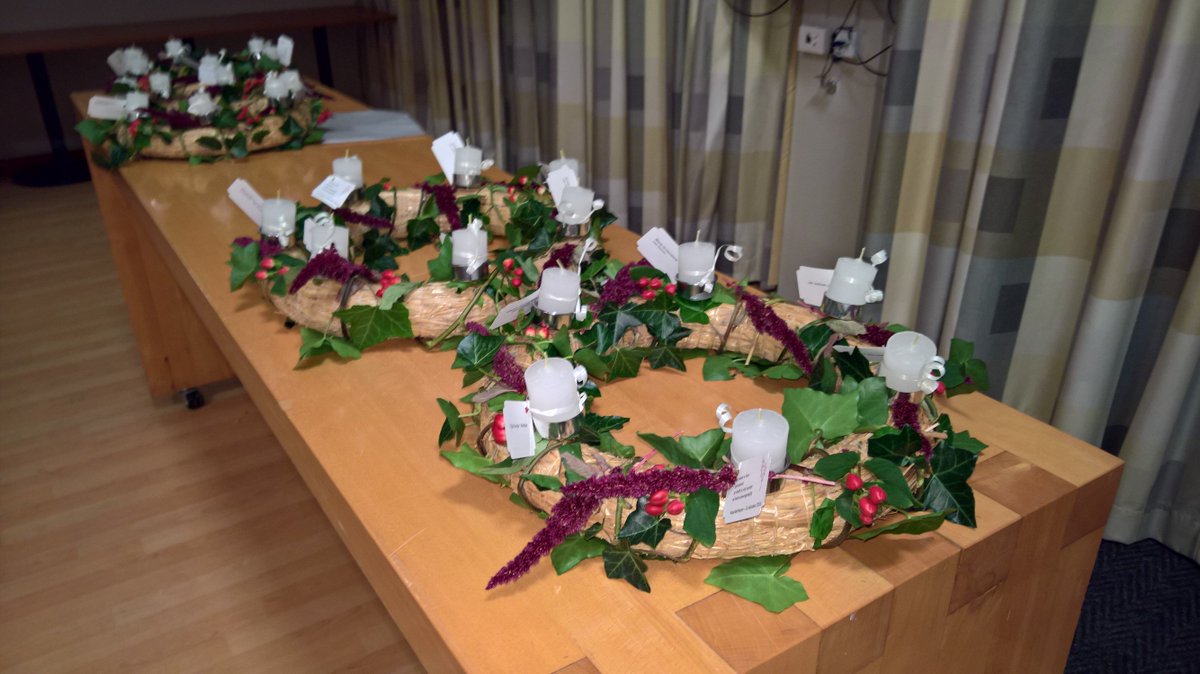 Herdenkingsbijeenkomst in #Naarderheem. "Om degene die je moest loslaten te herinneren"