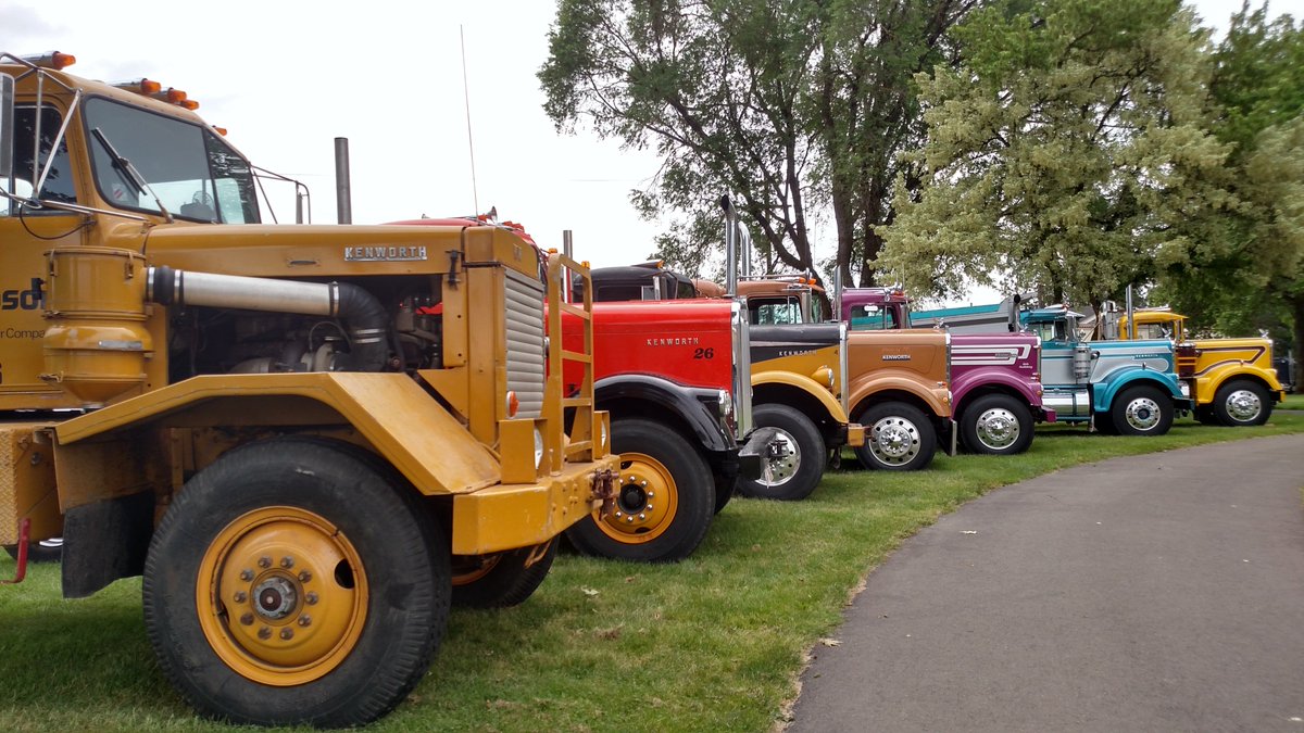 AlcoaWheels's tweet photo. These trucks are ready for #fall. #TBT #ShowUsYourClass photo contest #KeepRollingOnAlcoaWheels @KenworthTruckCo https://t.co/2JOUAudSRD