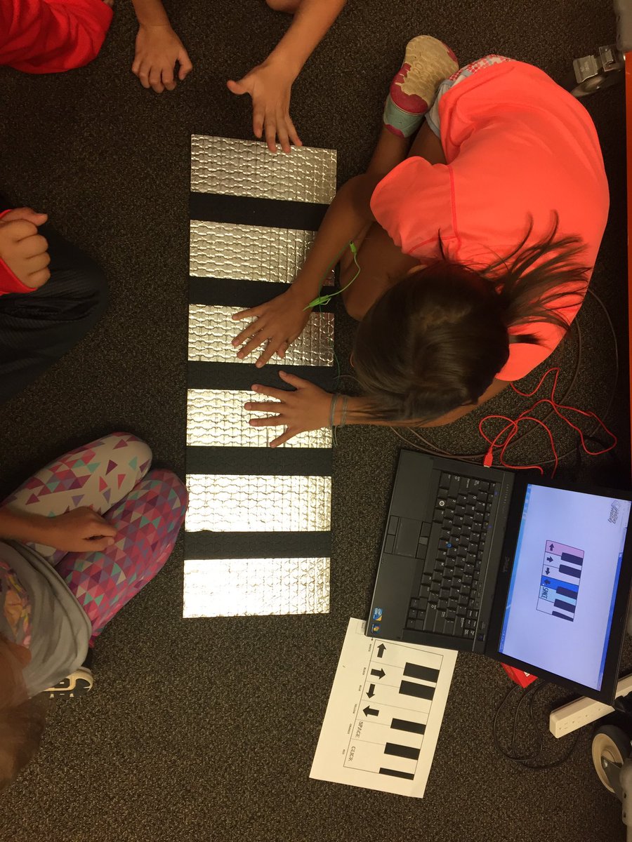 EESlibrarymedia's tweet image. Diving in full force with @makeymakey in the #eeslibrary #makethingswork #makerspace #happyschool #stem