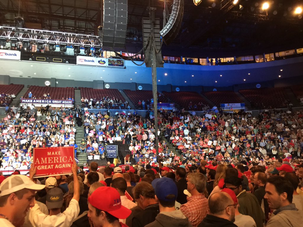 proDonaldtrump's tweet photo. Massive crowd at Trump's rally in Cincinnati. https://t.co/iRga2qeQ92/s/tMes