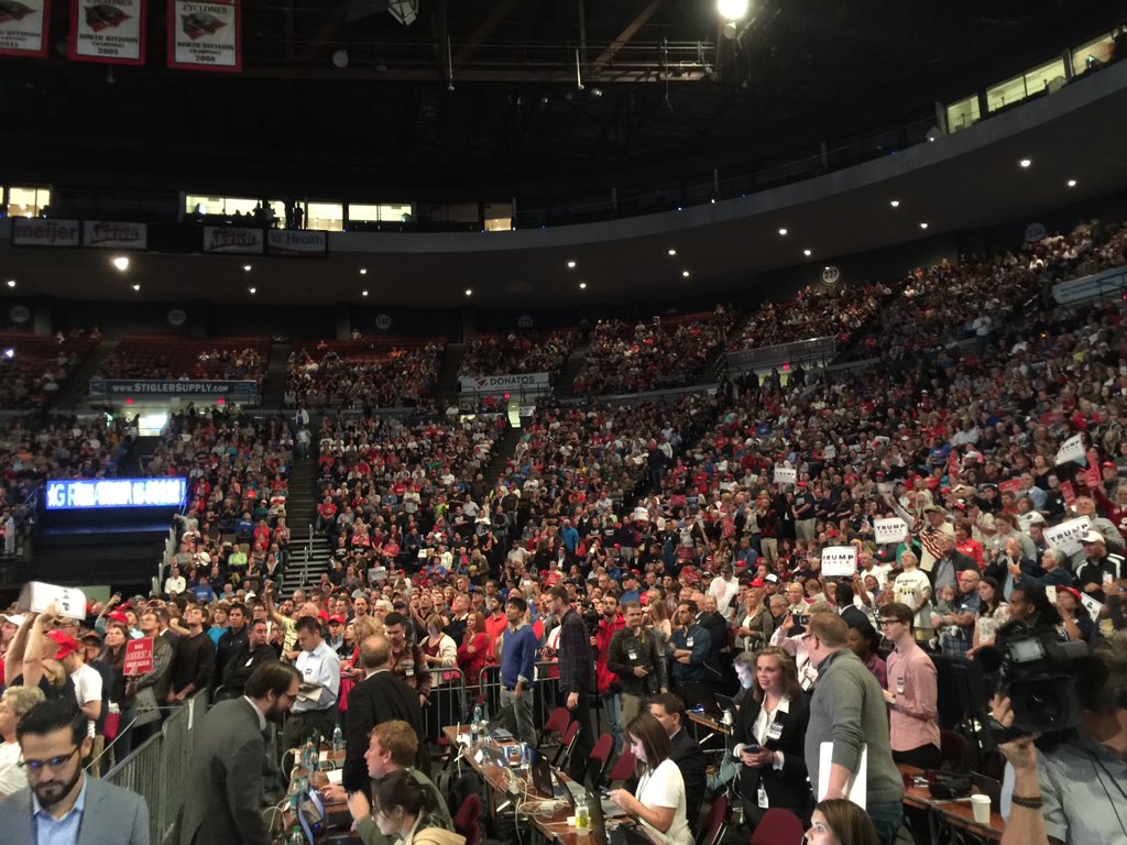 proDonaldtrump's tweet photo. Massive crowd at Trump's rally in Cincinnati. https://t.co/iRga2qeQ92/s/tMes