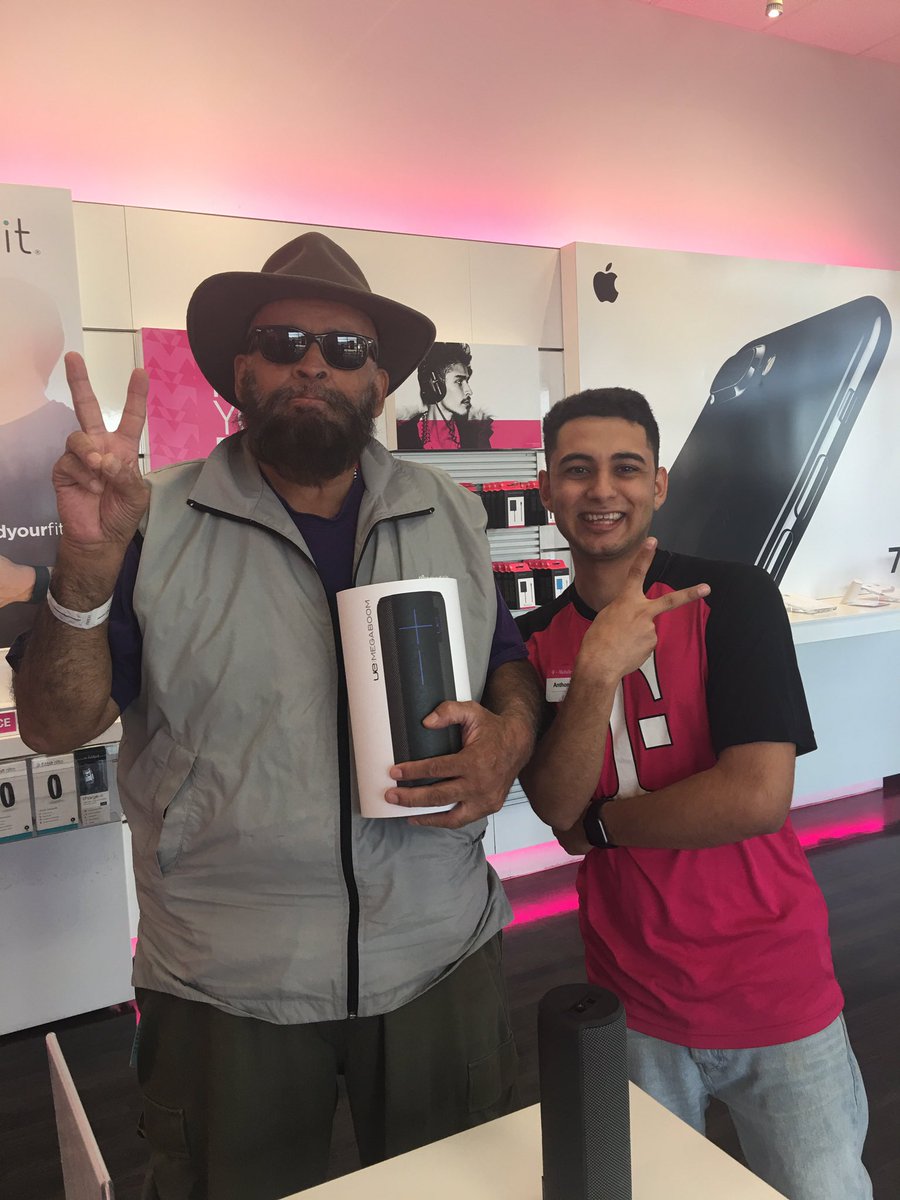 TheDale1171's tweet photo. Coolest customer ever!! #EDUBWINS @RealEWInc @iamlegendheng @vasquezjoshua27 @nazarma @tommyhheng https://t.co/JLpNw0VDic